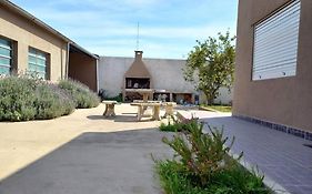 Casa con parque, parrilla y garage para vehículo.
